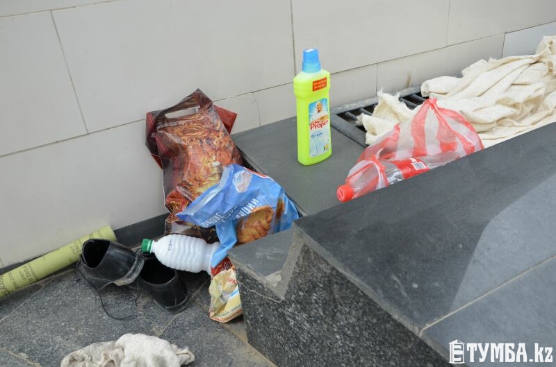 В Актау в очередной раз отмывают мемориал «Вечный огонь»
