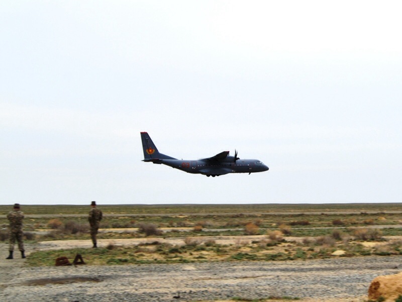 В Мангистауской области совершил посадку самолет С-295 на взлетную-посадочную полосу ограниченного размера