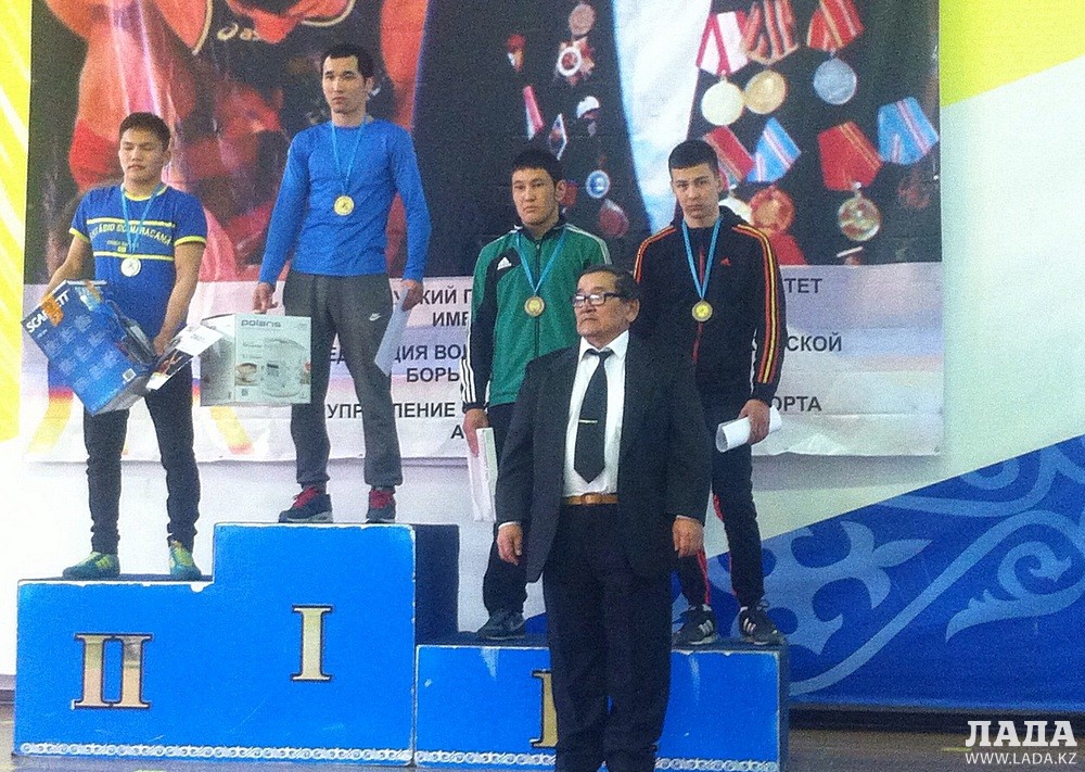 Золотую и бронзовую медали завоевали актауские борцы на республиканском турнире