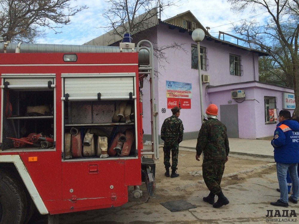Из очага возгорания в одном из зданий Актау эвакуировали 25 человек