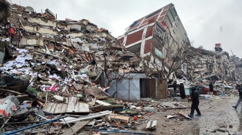 Землетрясение в Турции: подтверждена гибель 3703 человек