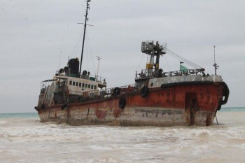 На российском танкере «Аракс» начались работы по сбору нефтесодержащих отходов