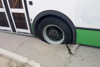 После инцидента с автобусом в Актау кладут новый асфальт