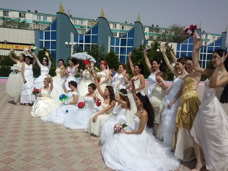 В Актау впервые прошел парад невест
