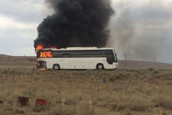 Пассажирский автобус сгорел на трассе Актау-Каражанбас