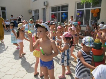 130 малышей Актау приняли участие в спортивном мероприятии ко Дню столицы (ФОТО)
