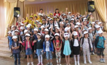 В Актау в рамках акции «Дорога в школу» помогли более 150 школьникам (ФОТО)
