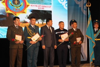 Более 130 мангыстауцев наградили юбилейными медалями в честь Дня спасателя (ФОТО)