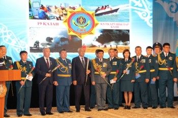 Более 130 мангыстауцев наградили юбилейными медалями в честь Дня спасателя (ФОТО)