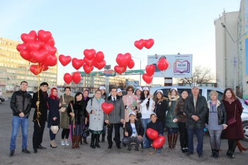 Коммунальщиков Актау поблагодарили цветами и шоколадом за чистоту улиц