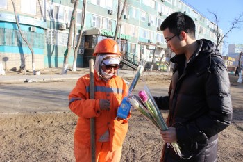 Коммунальщиков Актау поблагодарили цветами и шоколадом за чистоту улиц