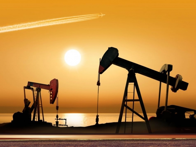 Цена нефти в 55 долларов за баррель удобна для экономики Казахстана - аналитик