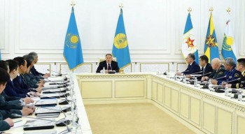 Назарбаев советует армии "держать порох сухим"