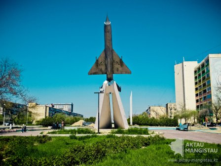 Памятник самолету МиГ-21С