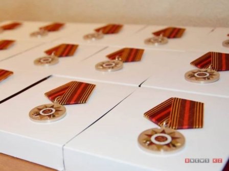 В Актау ветеранам ВОВ вручили юбилейные медали от Президента