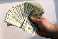 Казахстанцы продолжают скупать доллары в обменниках