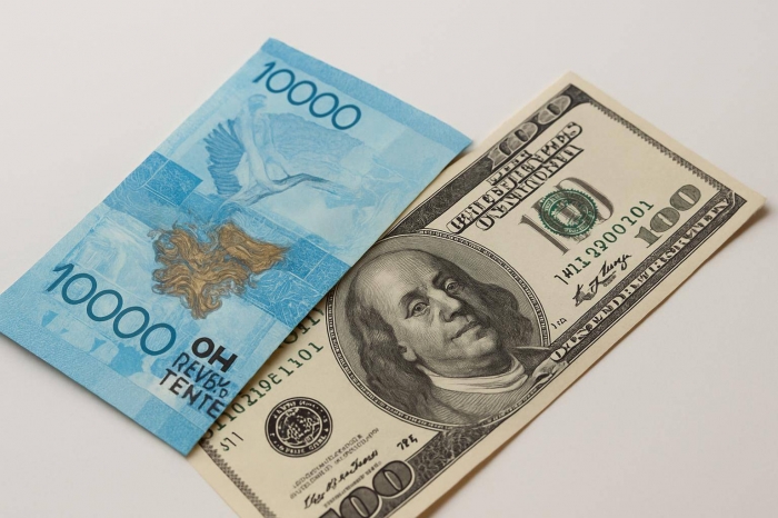 Тенге укрепляется к доллару на фоне конфликта в Персидском заливе