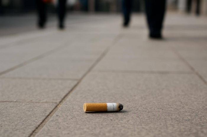 В Атырау мужчину оштрафовали за выброшенный на тротуар окурок