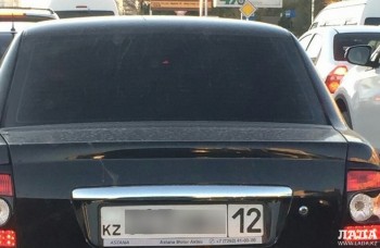 Жителю Актау грозит штраф за езду с номерами без изображения флага РК