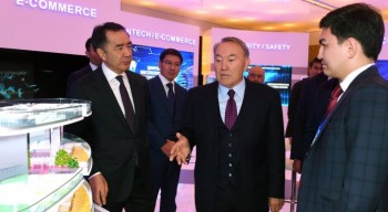 Назарбаев призвал научить казахстанцев пользоваться смартфонами