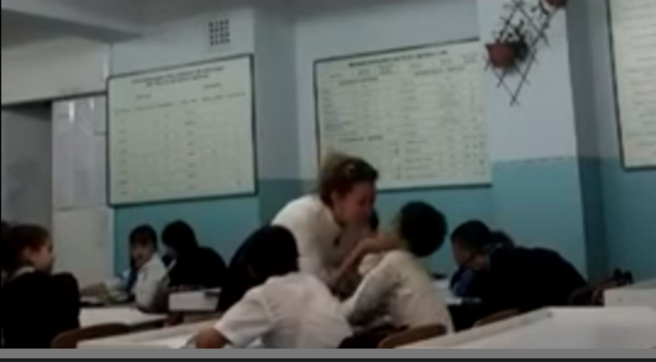 Видео с шокирующим методом воспитания учительницы в одной из казахстанских школ попало в сеть.