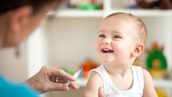 Вакцинацию для детей предложили сделать обязательной