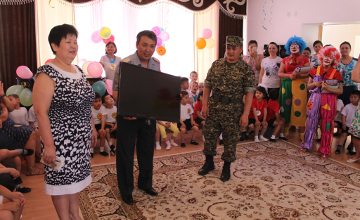 Воинские части Актауского гарнизона взяли шефство над специальными детскими учреждениями